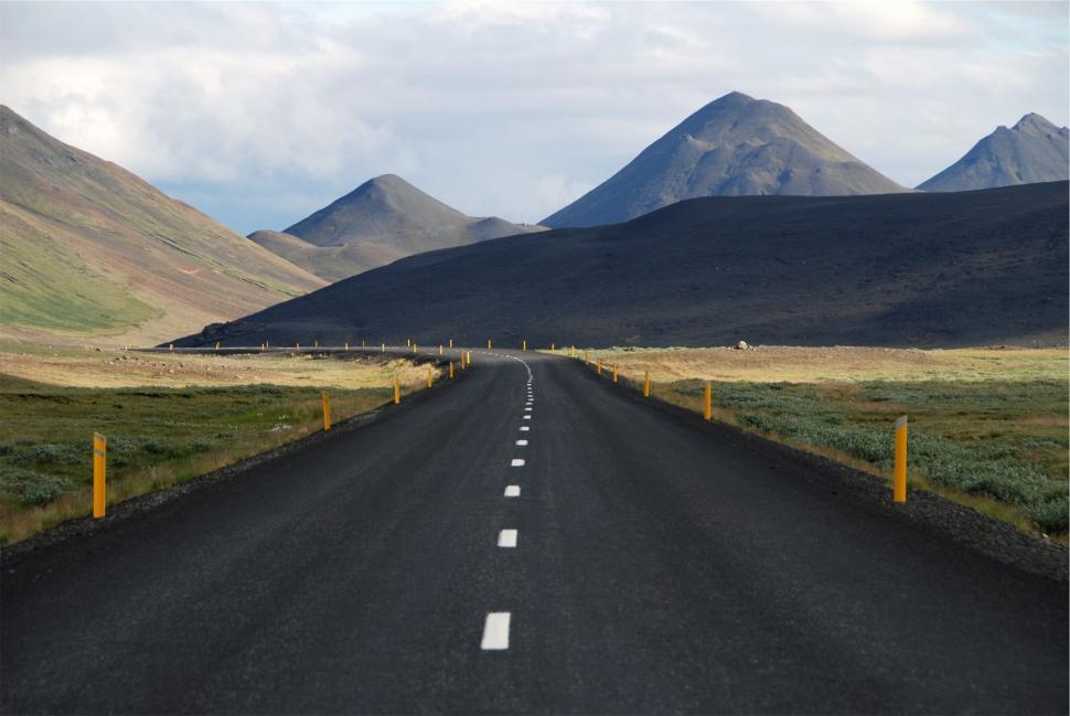 Free Image of Open road towards distant mountains 