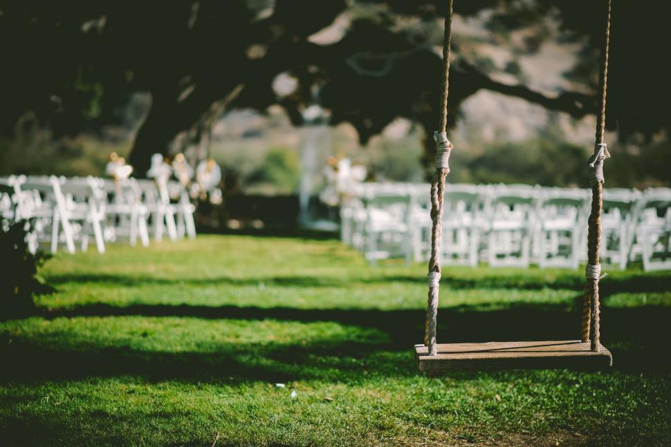 Free Image of Empty swing in a serene outdoor wedding venue 