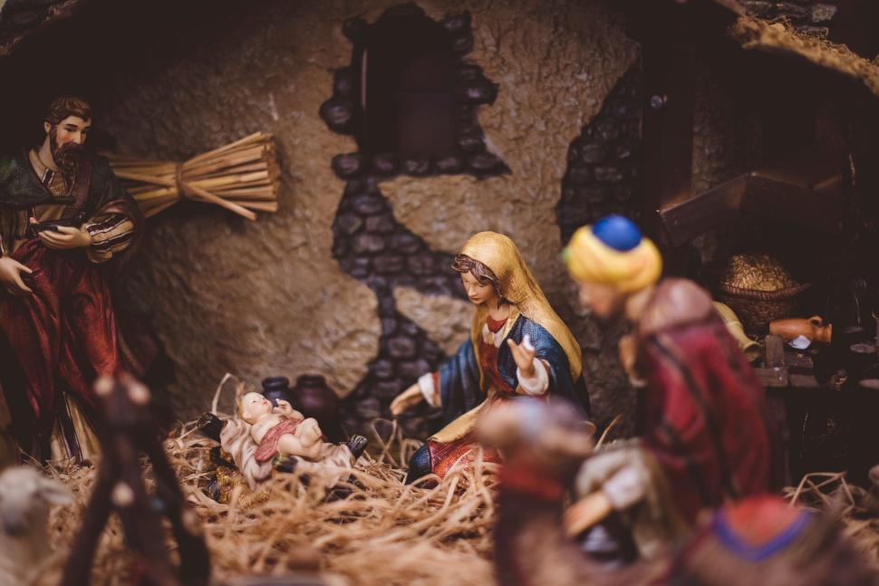 Free Image of Nativity scene with figurines and stable 