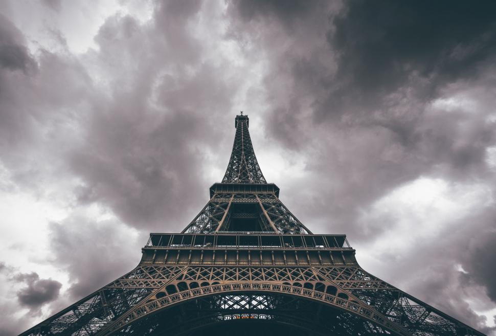 Free Image of Majestic Eiffel Tower against cloudy sky 