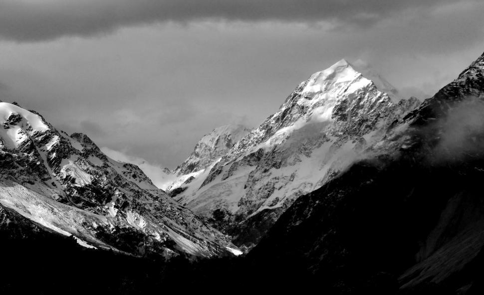 Free Image of Monochrome snow-covered mountain 