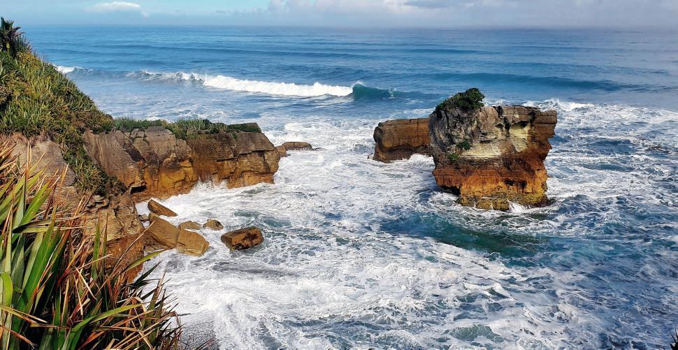 Free Image of Breathtaking rock formations along seashore 