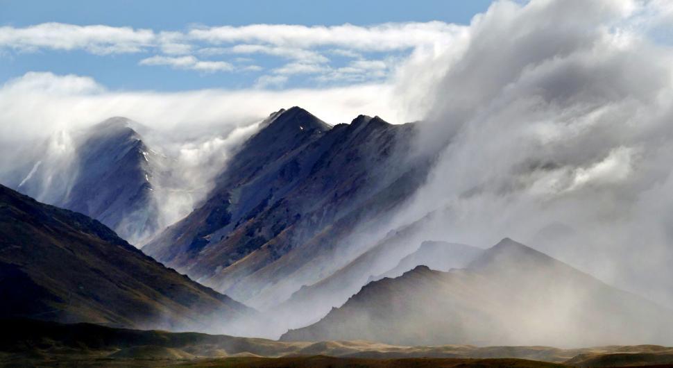 Free Image of Misty mountains with dramatic cloud cover 