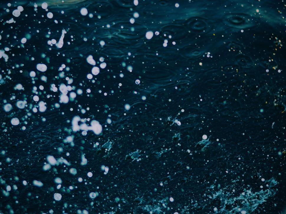 Free Image of Sparkling water texture with bokeh effect 