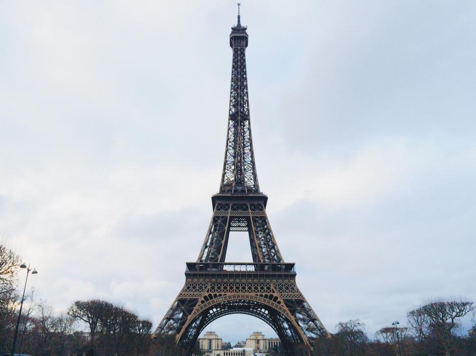 Free Image of Iconic Eiffel Tower on a cloudy day 