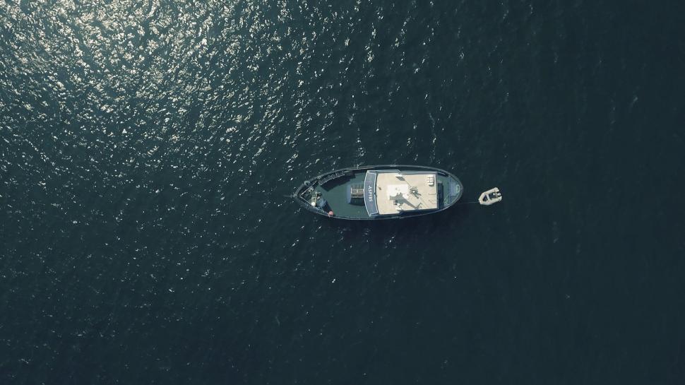Free Image of Overhead view of boat on shimmering water 