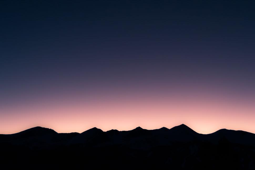 Free Image of Silhouette of mountain range at dusk 