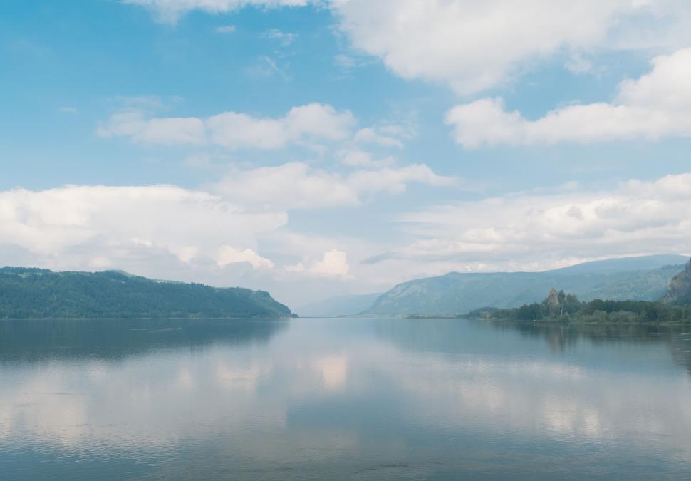 Free Image of Tranquil lake with mountain view 