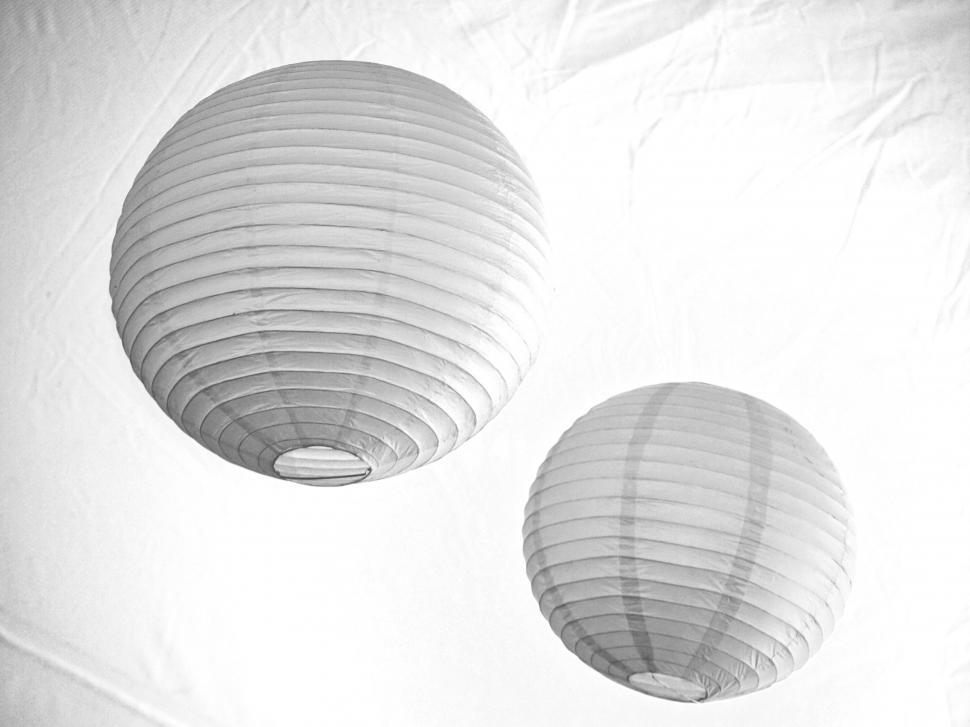 Free Image of Two white paper lanterns in contrasting sizes 