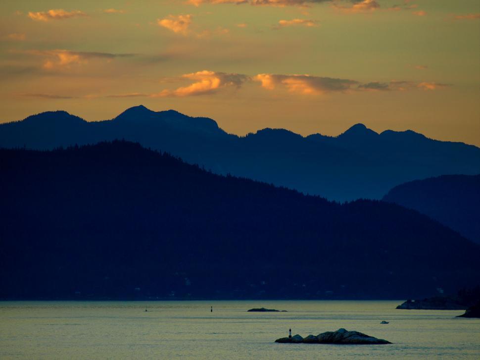 Free Image of Silhouette of mountains during sunset 