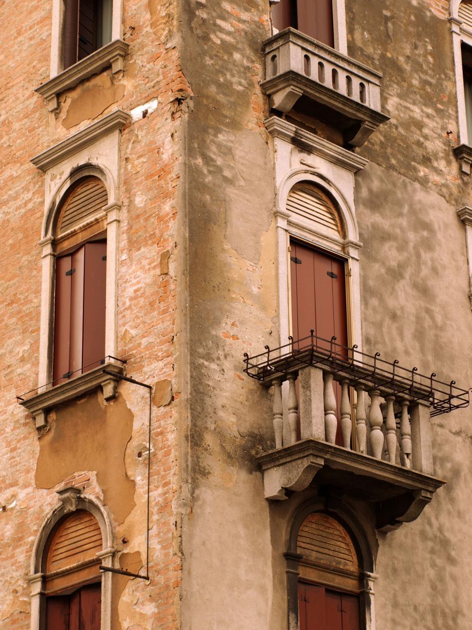 Free Image of Aged facade of an Italian building 