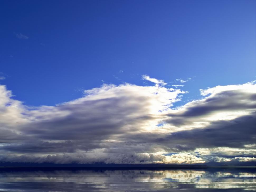 Free Image of Tranquil lake and cloudscape reflection 