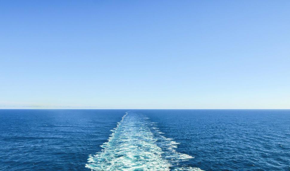 Free Image of Calm blue ocean with wake trail 