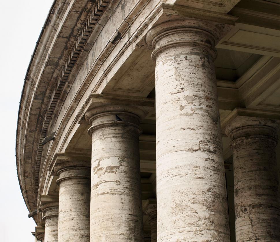 Free Image of Ancient Roman columns in historic architecture 