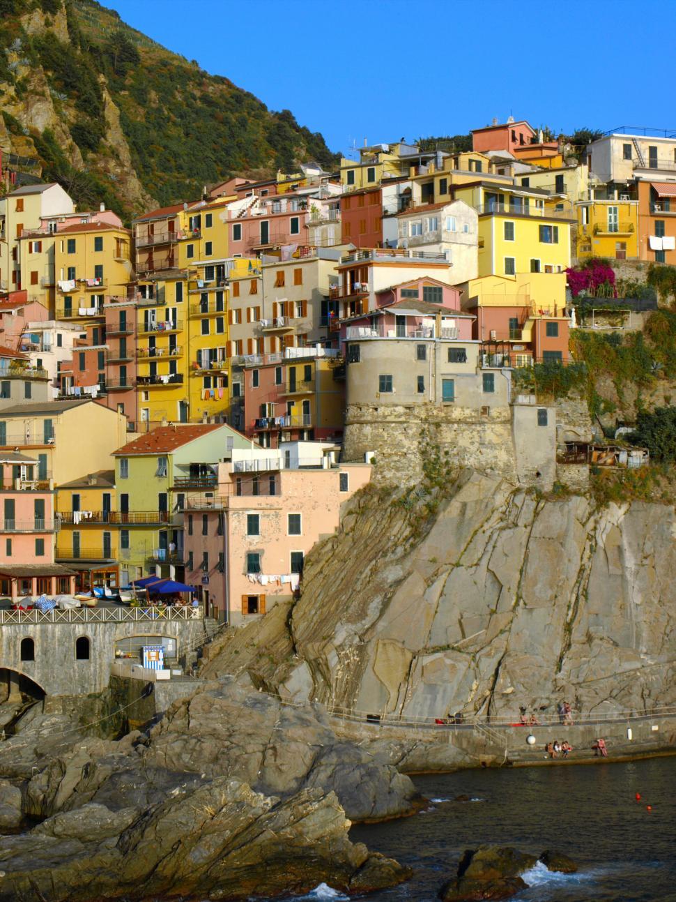 Free Image of Picturesque colorful houses on cliffs by sea 