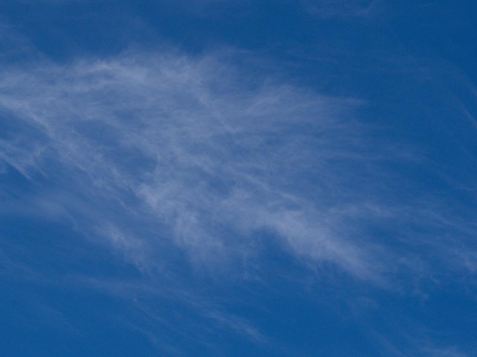Free Image of Wisp-like cloud formations in blue sky 