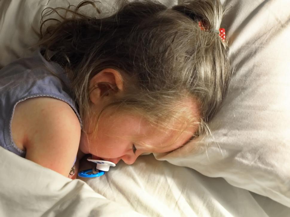 Free Image of Child sleeping peacefully in soft lighting 