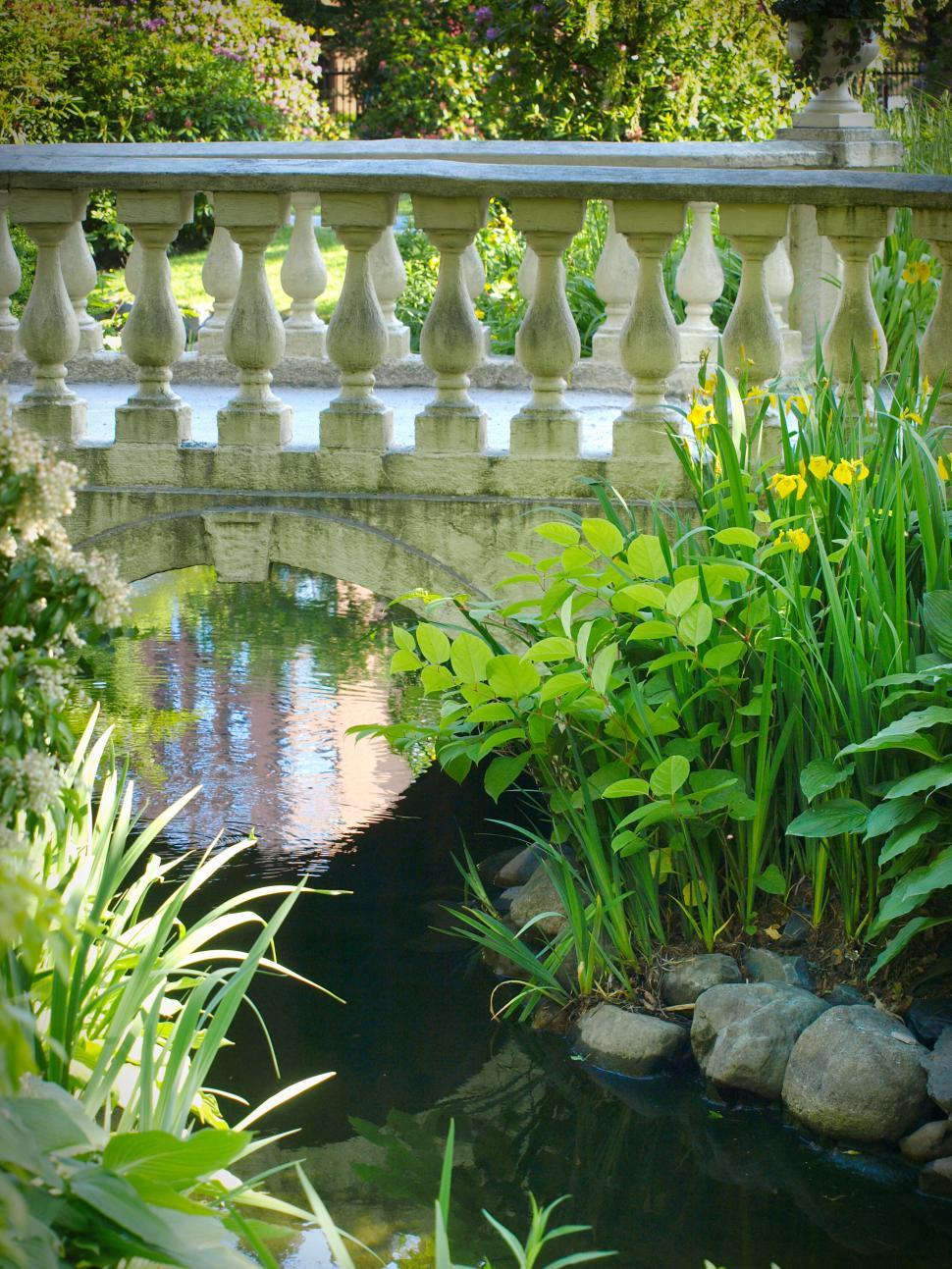 Free Image of Tranquil garden scene with ornate balustrade 