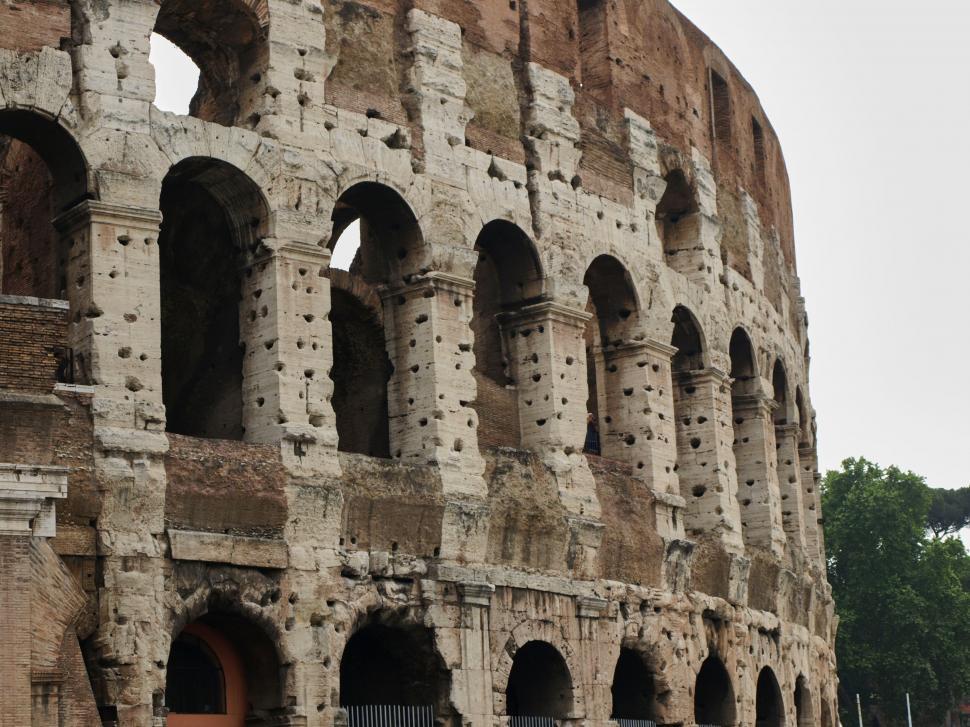 Free Image of Iconic view of the Colosseum in Rome 