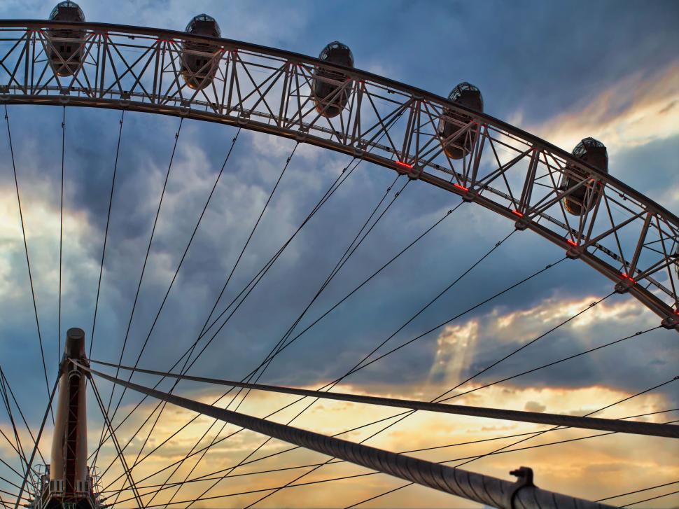 Free Image of Iconic ferris wheel against cloudy sky 