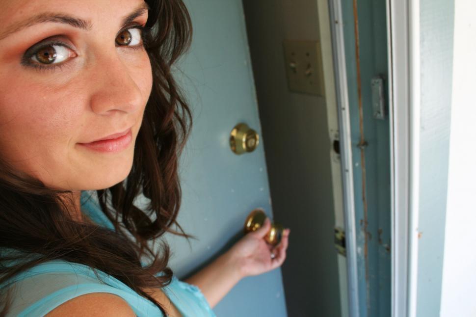 Free Image of Woman by the door with a captivating glance 