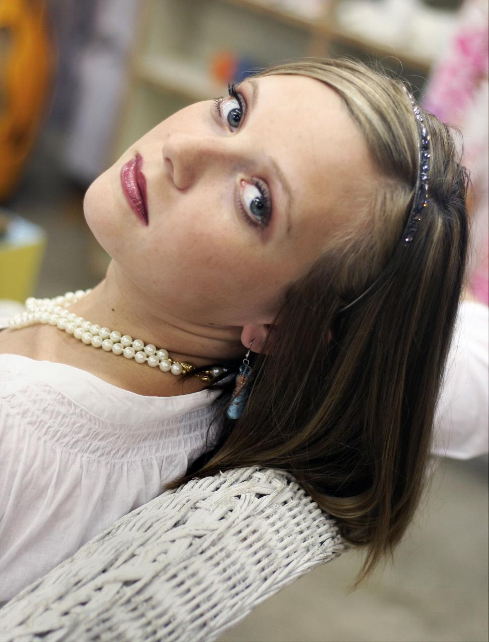 Free Image of Blurred girl wearing headband and pearls 
