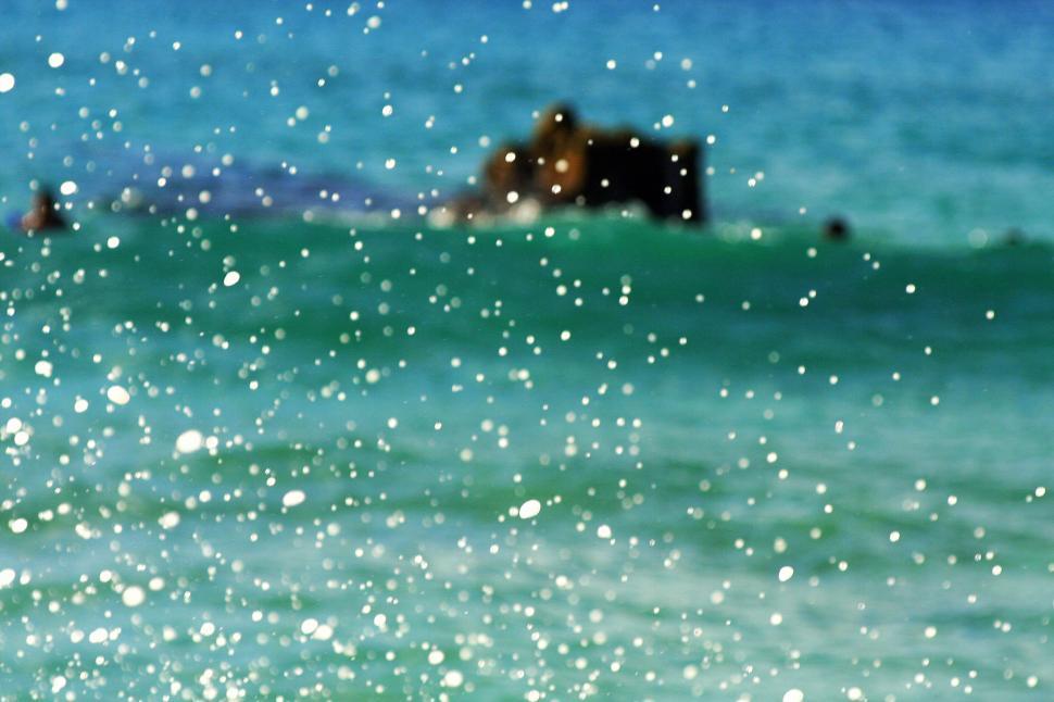 Free Image of Sparkling water with a beach background 