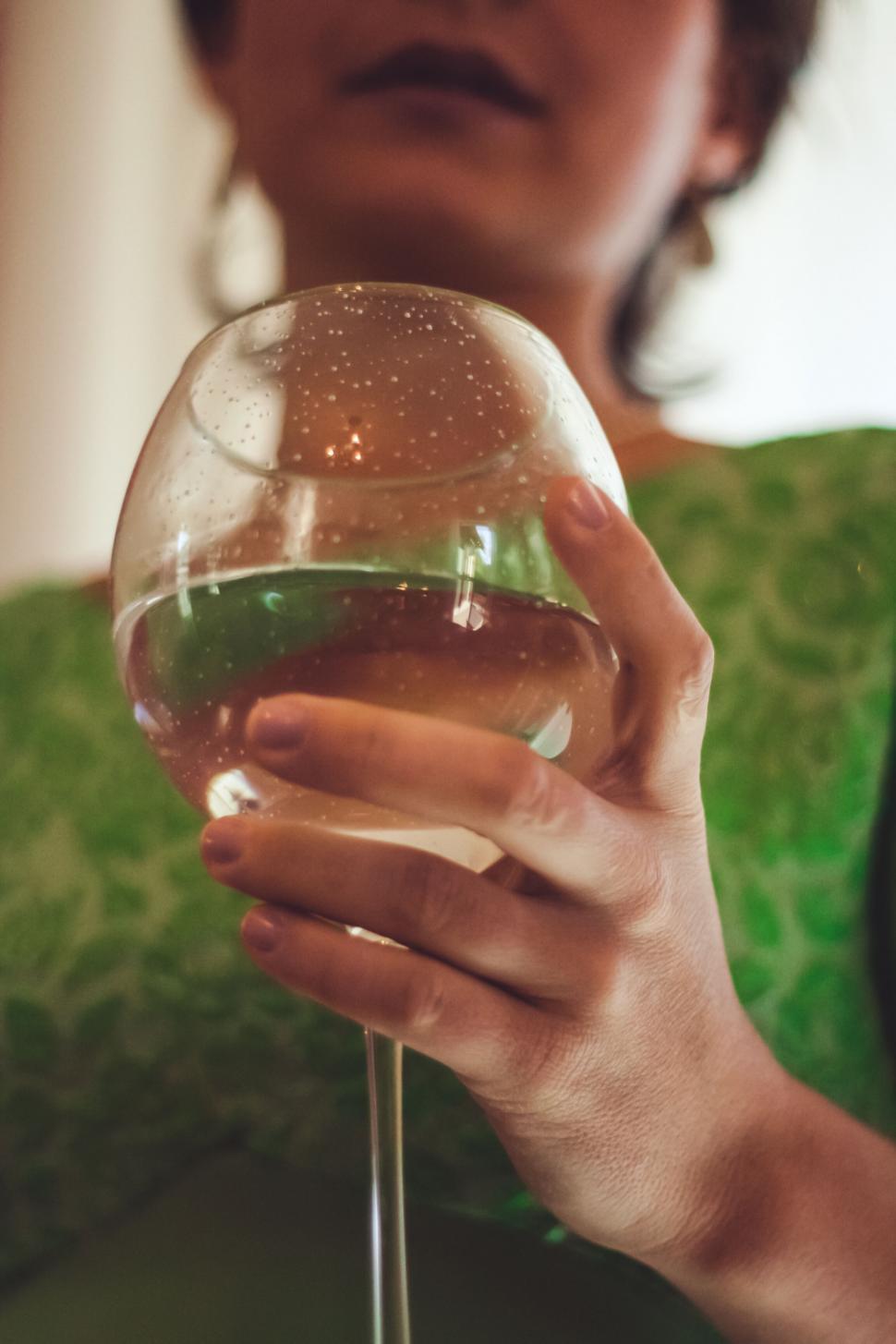 Free Image of Close-up of a woman holding a sparkling wine glass 