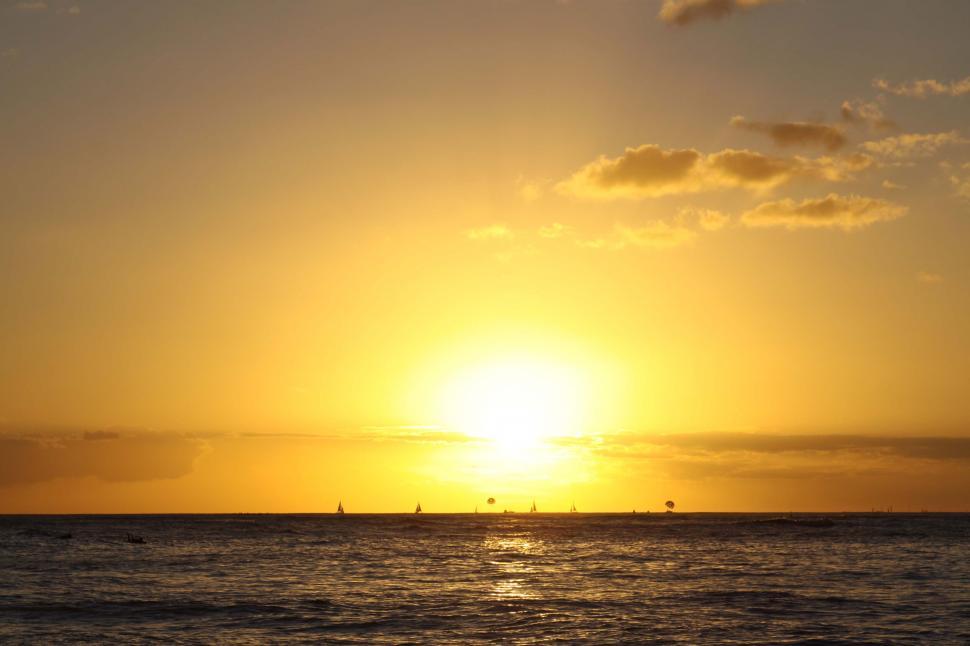 Free Image of Breathtaking sunset over the ocean horizon 