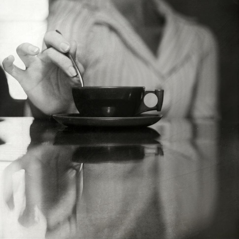 Free Image of Monochrome photo of hand holding a coffee cup 