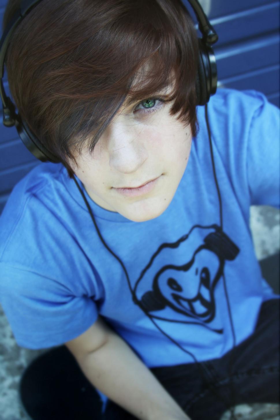Free Image of Teenage boy with headphones and blue shirt 