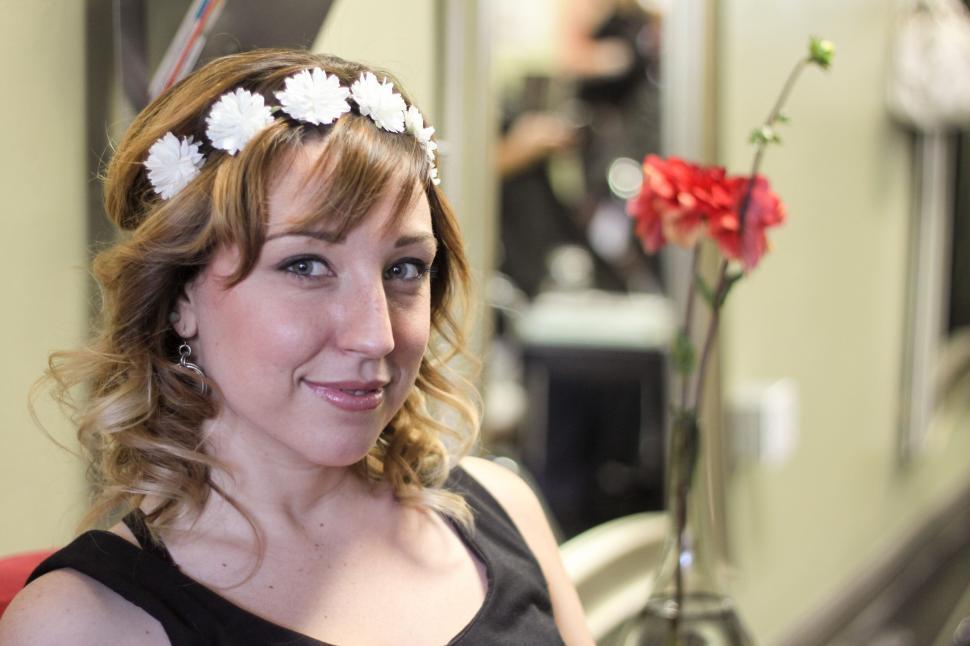 Free Image of Woman with flower crown in salon 