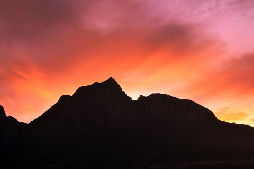 Free Image of Stunning sunset behind rugged peaks 