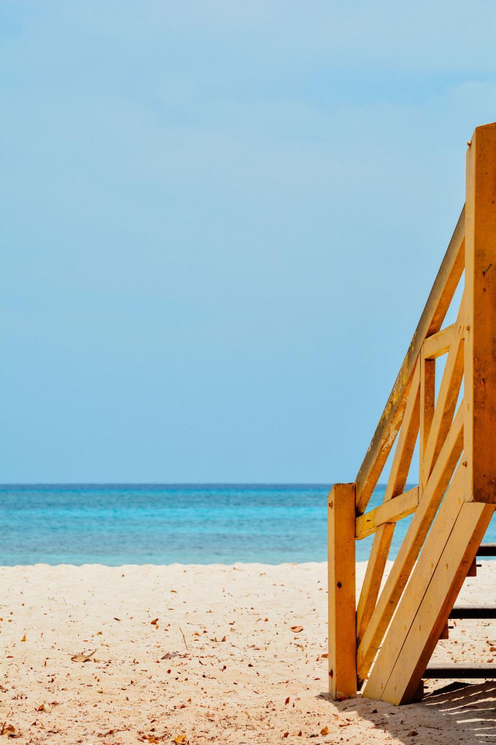 Free Image of Tropical beach with wooden lifeguard tower 
