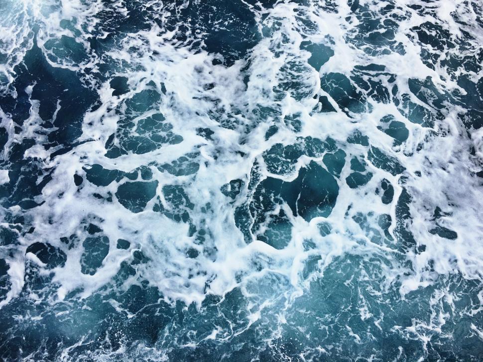 Free Image of Vivid ocean waves captured from above 