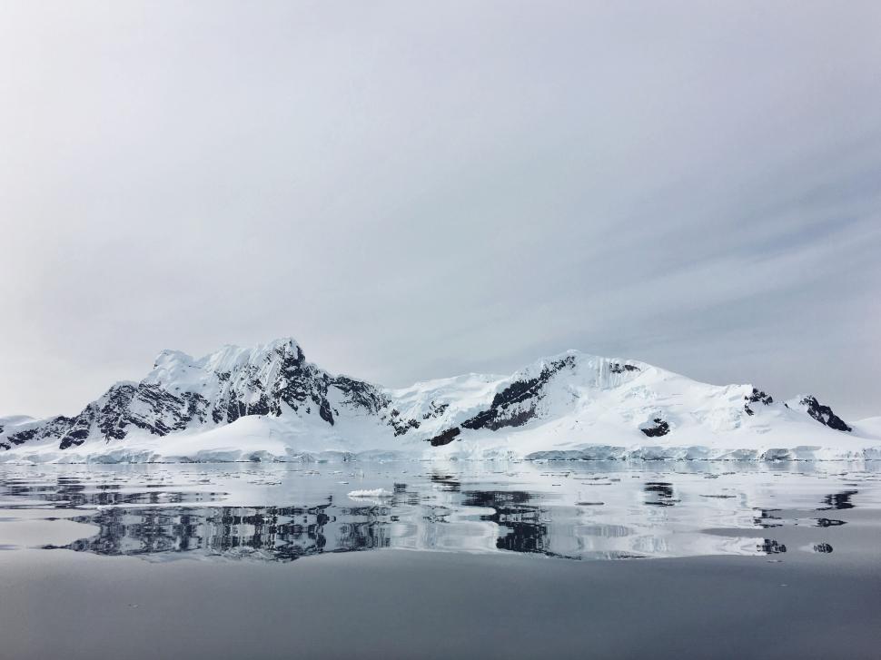 Free Image of Serene Antarctic landscape with reflection 