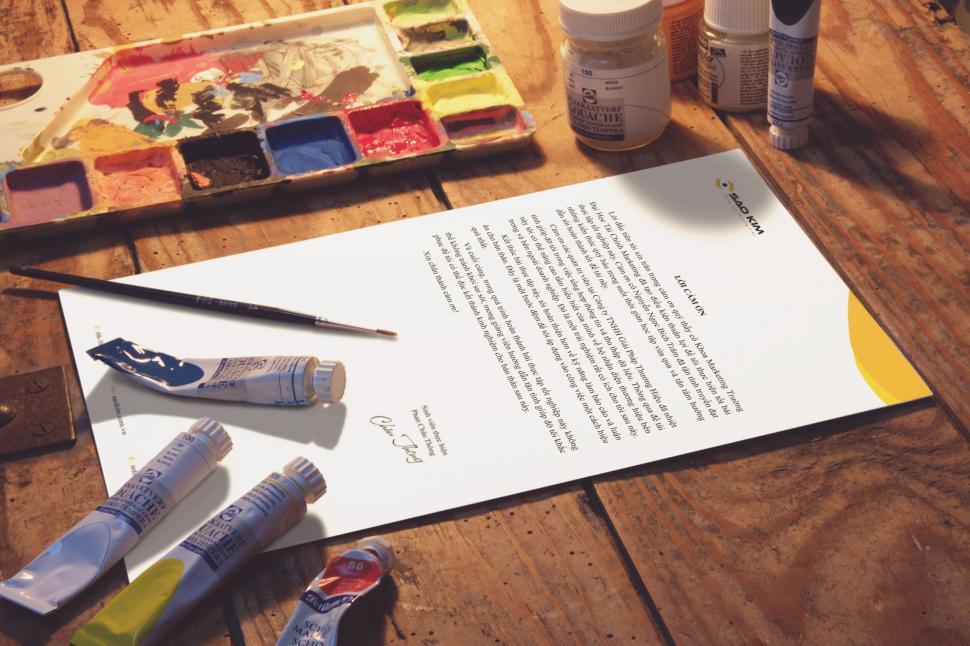Free Image of Art supplies on a table with a painting 