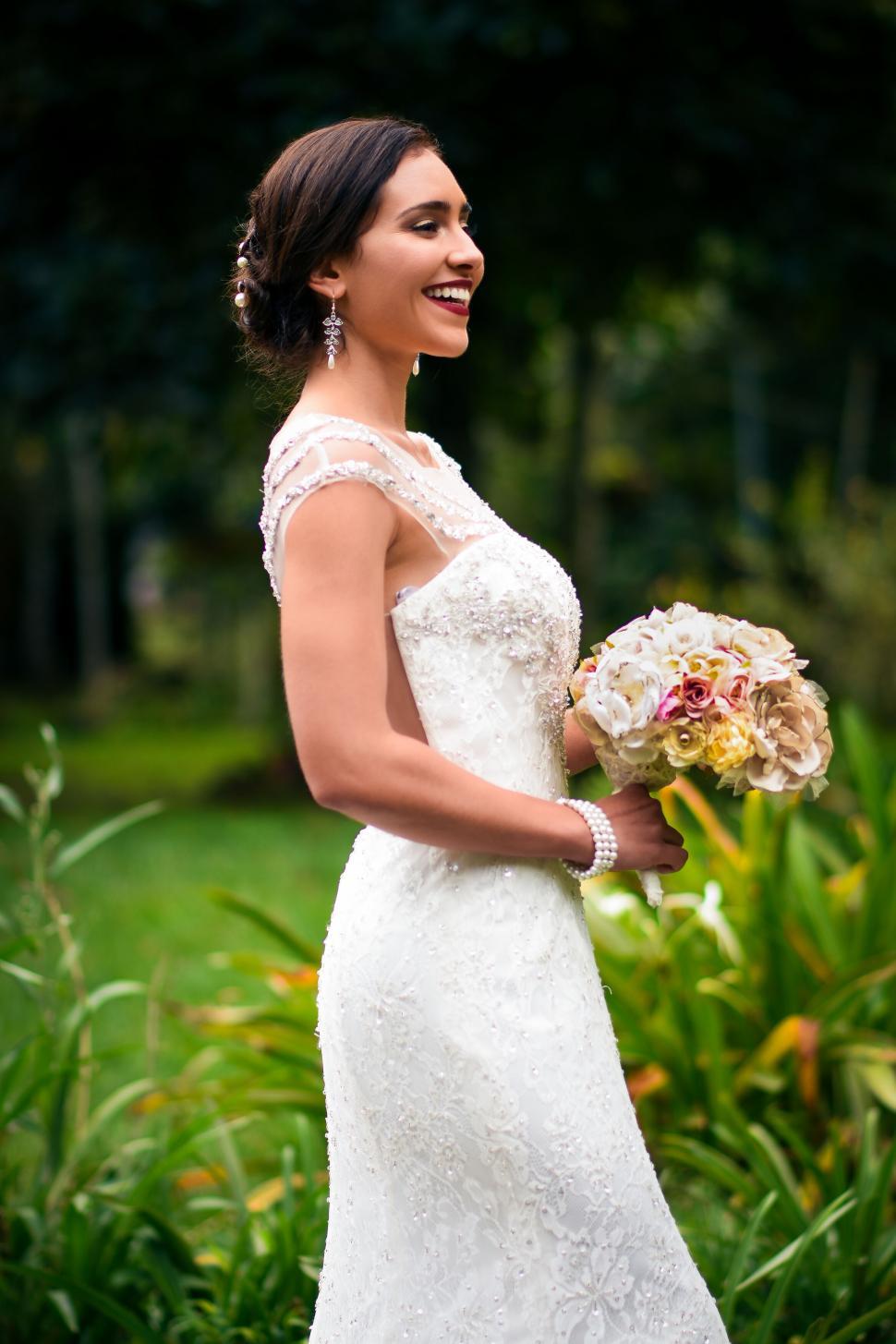 Free Image of Smiling bride holding a bouquet 