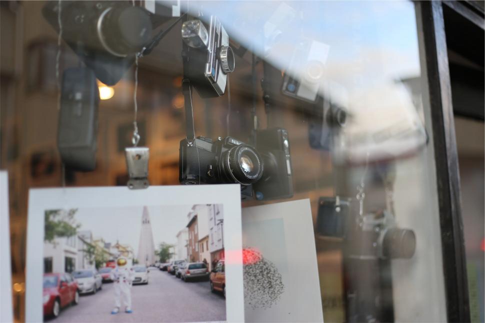 Free Image of Cameras and photo displays in a boutique window 