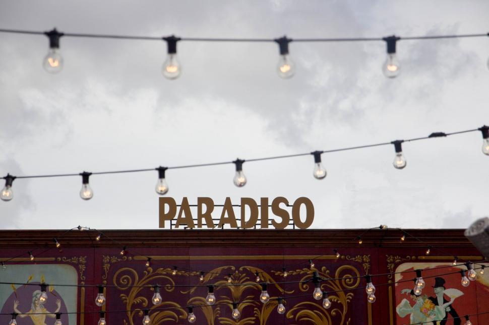Free Image of Sign saying Paradiso with vintage bulbs 