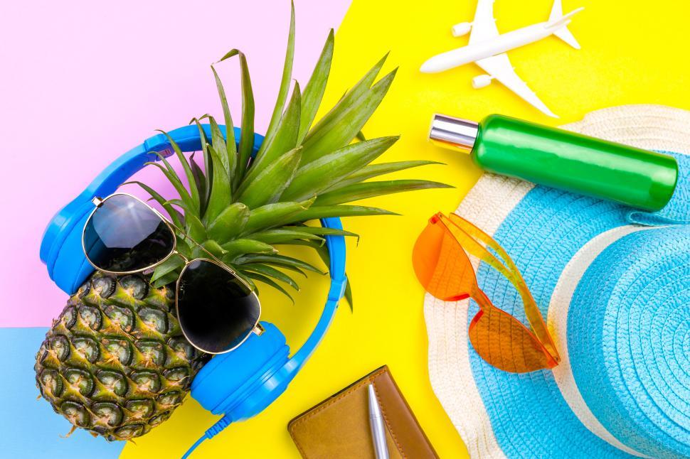 Free Image of Tropical vacation setup with vibrant colors 