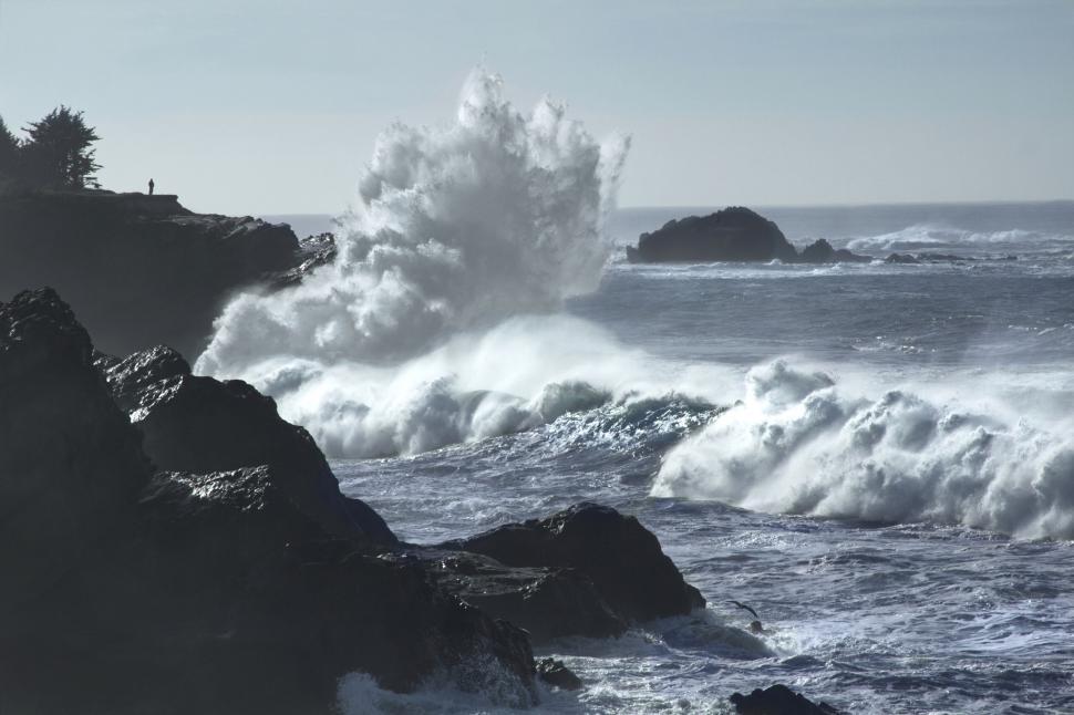 Free Image of Majestic waves crashing against rocky shore 
