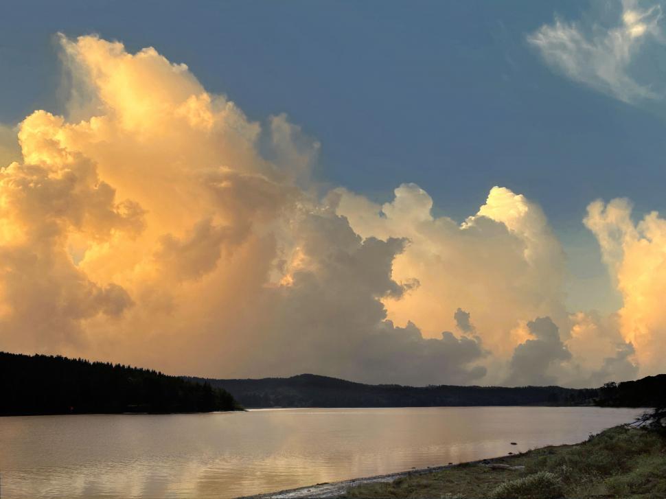 Free Image of Radiant cloudscape over tranquil lake 