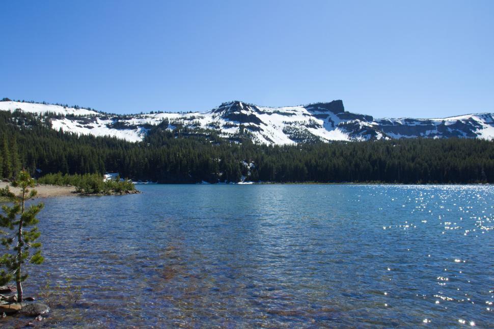 Free Image of Crystal clear mountain lake against snowy peaks 