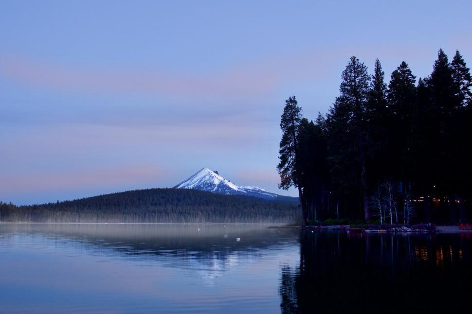 Free Image of Tranquil lake with snow-capped mountain 