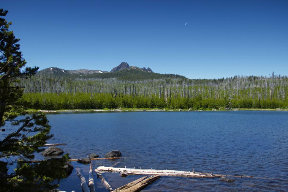 Free Image of Mountain landscape with clear blue lake and trees 