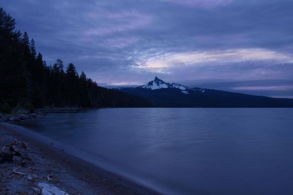 Free Image of Twilight serenity by a mountain lake 