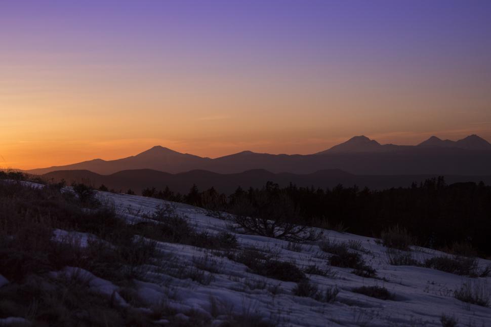 Free Image of Mountain range silhouette during twilight 