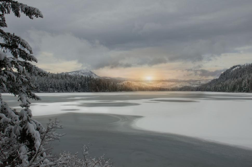Free Image of Winter landscape with frozen lake at sunrise 