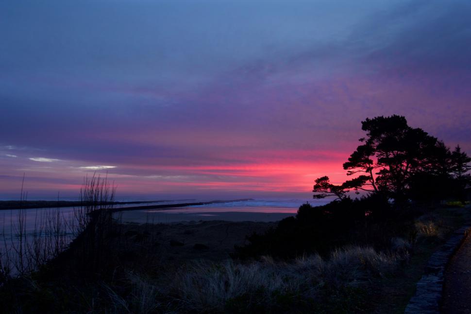Free Image of Twilight sky with vivid pink and blue hues over beach 